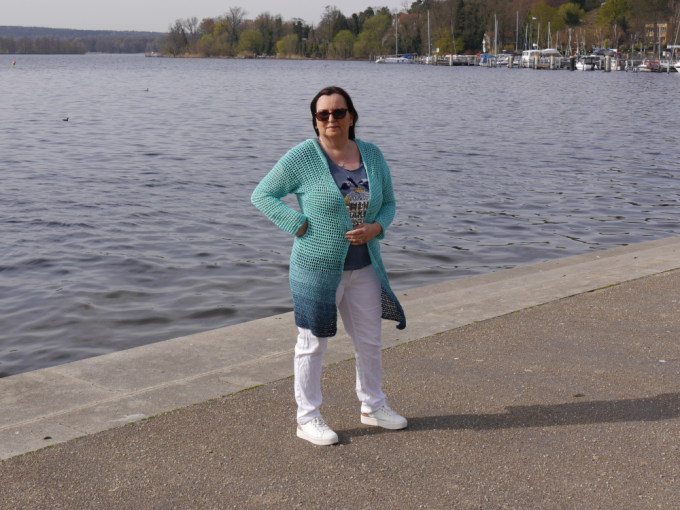 Gehäkelte Statement-Jacke im Oversize-Stil – Vorderansicht, getragen auf neutralem Hintergrund